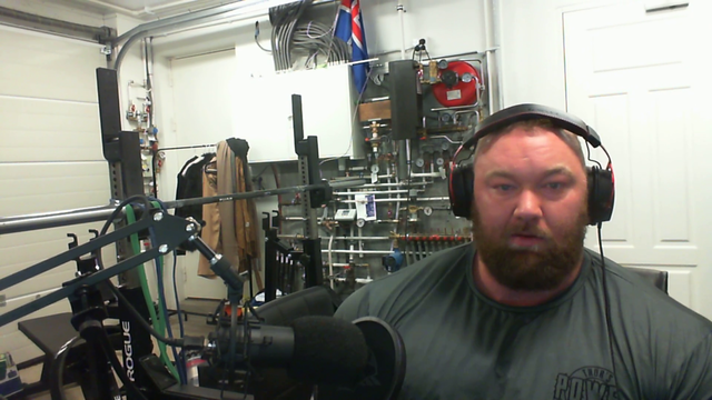 Hafthor breaks chair