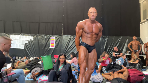 Knut literally gives a woman no choice than to check him out.