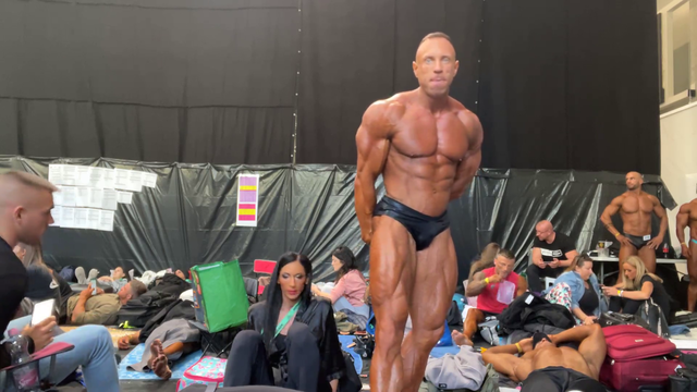 Knut literally gives a woman no choice than to check him out.