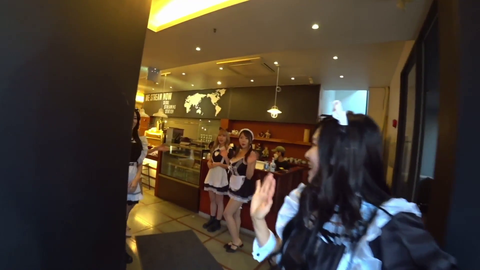 American Streamers Get a Warm Welcome to Korea From Korean Maids