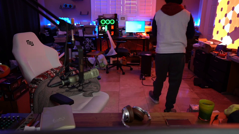 KristoferYee dances live on stream