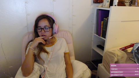 m0xyy and Maya having trouble communicating