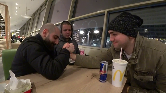 Mizkif and Sliker have the most autistic Arm Wrestle
