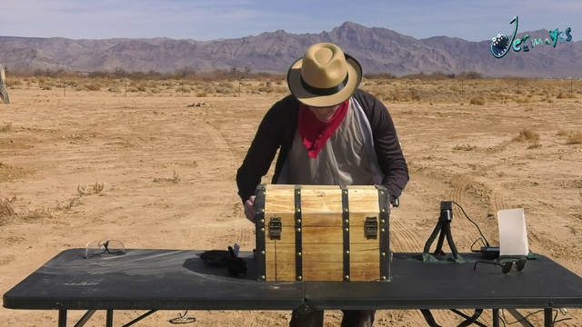 Jerma opens a chest in the desert and reads a letter