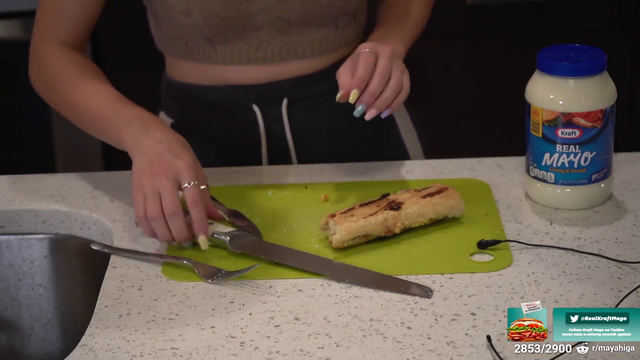 Maya cuts a sandwich